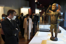 Le président de la République Emmanuel Macron au musée du Quai Branly, devant la statue de l'homme-oiseau du roi King Ghezo, originaire du Bénin, en 2021.