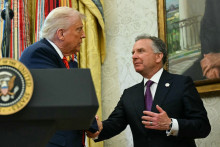 Le président américain Donald Trump serre la main de son envoyé spécial, Steve Witkoff, à la Maison Blanche à Washington, DC, le 6 mai 2025.