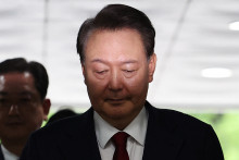 L'ancien président destitué de Corée du Sud, Yoon Suk Yeol, arrive devant un tribunal pour assister à une audience visant à examiner son mandat d'arrêt demandé par des procureurs spéciaux à Séoul le 9 juillet 2025.