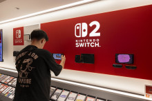 Un visiteur examine de plus près la nouvelle console Nintendo Switch 2 dans le magasin Nintendo de Shibuya (Japon), le 29 juillet 2025.