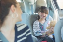 Un mère et sa fille dans une voiture (image d'illustration).