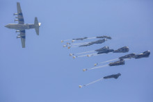 Un avion larguant des vivres au-dessus de Gaza.