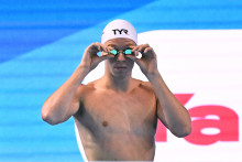 Léon Marchand avant sa série du 400m 4 nages.
