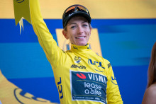 Pauline Ferrand-Prévot a enfilé le maillot jaune après sa victoire à la 8e étape du Tour de France Femmes.