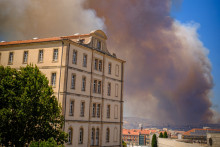 Les fumées dégagées par l'incendie sont visibles à Marseille, ce mardi 8 juillet 2025.