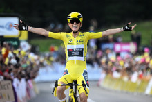 Pauline Ferrand-Prévot sur la ligne d'arrivée lors de la dernière étape du Tour de France Femmes 2025