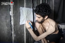 Capture d'écran d'une vidéo diffusée le 1er août par le Hamas montrant l'otage israélien Evyatar David affaibli et amaigri.