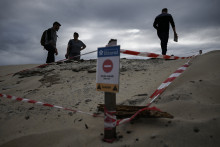 Des fûts rouillés sont apparus sur la Dune du Pilat à cause de l'érosion