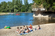 Baigneurs sur la plage de Foussac, vallée de la Dordogne