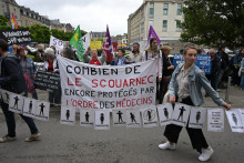 Des manifestants brandissant des pancartes et une banderole lors d'une manifestation en soutien aux victimes devant le palais de justice en marge du procès à Vannes (Morbihan), le 28 mai 2025.
