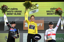 Pauline Ferrand-Prévot avec le maillot jaune sur le podium du Tour de France