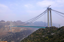 Le pont s'élève à 625 mètres de haut.