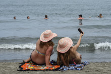 Des femmes prennent un selfie sur la plage après sa réouverture à Carthagène, en Colombie, le 1er octobre 2020, au milieu de la pandémie de COVID-19.