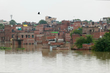 Des maisons sont submergées par les eaux après que de fortes pluies de mousson ont provoqué une montée du niveau de la rivière Varuna à Varanasi, le 5 août 2025.
