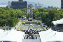 L’hommage du 80e anniversaire du bombardement atomique d'Hiroshima, au parc du Mémorial de la paix d'Hiroshima, dans la ville d'Hiroshima,  le 6 août 2025