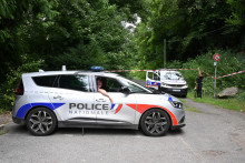 La police à Pont-de-Metz dans le parc où un homme de 32 ans a été retrouvé "éviscéré", lundi 4 août.