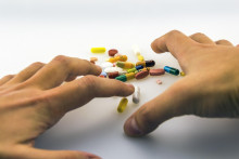 Mains avec médicaments (image d'illustration).