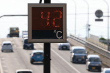 Le thermomètre affiche 42°C à Isesaki, dans la préfecture de Gunma, au Japon, le 5 août 2025