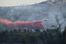 Un avion Dash larguant un retardateur de feu au-dessus d'un incendie de forêt près de Fontjoncouse, dans l'Aude, le 6 août 2025.