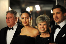 Brad Pitt et Angelina Jolie accompagnés des parents de Brad Pitt, Jane et Bill Pitt en 2008