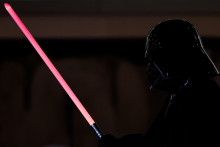 Un homme déguisé en Dark Vador, personnage de Star Wars, combat avec son sabre laser le premier jour du week-end de science-fiction de Scarborough le 09 avril 2022 en Angleterre.