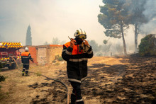 Des pompiers à l'œuvre pour éteindre un incendie qui fait rage dans le département de l'Aude, près Saint-Laurent-de-la-Cabrerisse l'après-midi du 5 août 2025