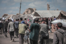 Des Palestiniens qui viennent chercher de l'aide alimentaire à Gaza, en août 2025.