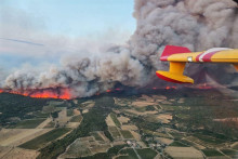 Photographie aérienne prise à bord d'un avion Canadair de la Sécurité civile française montrant l'incendie qui fait rage dans le département de l'Aude.