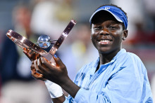 La tenniswoman canadienne Victoria Mboko, 18 ans, célébrant son sacre à l'Open du Canada de Montréal, après sa victoire face à Naomi Osaka