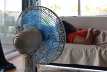 Une femme fait la sieste avec son ventilateur (image d'illustration).