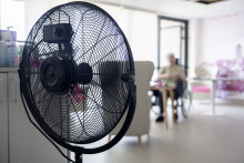 En période de canicule importante, un certain nombre de ventilateurs sont utilisés dans les EHPAD (Établissement hospitalier pour personnes âgées dépendantes).