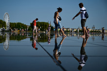 À Bordeaux, les personnes se rafraîchissent au Miroir d'eau pendant l'épisode caniculaire, le 8 août 2025
