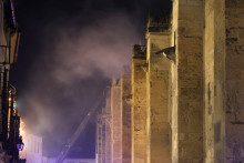 La mosquée-cathédrale de Cordoue (Espagne) en proie aux flammes, le 8 août 2025