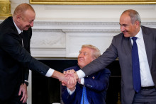 Donald Trump (au centre) se réjouit de la poignée de main de paix entre le président azerbaïdjanais Ilham Aliyev (à gauche) et le Premier ministre arménien Nikol Pashinyan (à droite), le 8 août 2025 à Washington, DC.