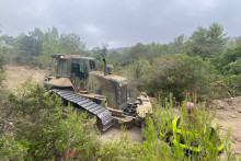 Les bulldozers de l’armée créent des chemins aux pompiers pour aller éteindre les reprises au cœur du massif des Corbières.