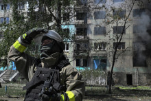 Un pompier ukrainien vérifie le ciel à la recherche de drones ennemis, dans la région de Donetsk, le 10 août 2025.