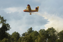 Quatre Canadairs et un bombardier d'eau Dash en provenance de Marignane (Bouches-du-Rhône) assistent les soldats du feu