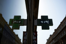 Un thermomètre de pharmacie indique 41°C à Toulouse, en France, le 12 août 2025, pendant la canicule.