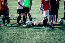 Des enfants jouent au football dans un club dans la région de Toulouse en 2023.