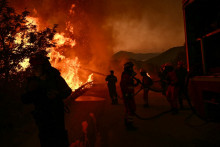 Les pompiers luttent contre un important incendie, près de Patras, en Grèce.