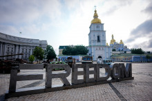Le message "freedom" affichait sur le parvis devant le Monastère Saint-Michel-au-Dôme-d'Or, à Kiev, en juin 2025