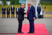 Le président américain Donald Trump accueille le président russe Vladimir Poutine à son arrivée à la base militaire Elmendorf-Richardson, le 15 août 2025, à Anchorage