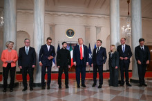 Ursula von der Leyen, Keir Starmer, Alexander Stubb, Volodymyr Zelensky, Donald Trump, Emmanuel Macron, Giorgia Meloni, Friedrich Merz et le secrétaire général de l'OTAN Mark Rutte