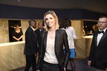 L'ancienne Miss France 2006 Alexandra Rosenfeld pose en arrivant pour la 10e édition de la cérémonie des Globes de Cristal (arts et culture) à Paris le 13 avril 2015.