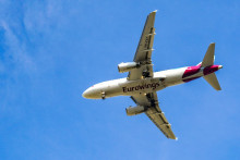 Un avion dans le ciel (image d'illustration).