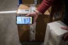 Un facteur de La Poste scannant un colis