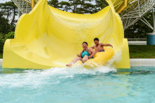 Des touristes glissent dans une piscine au parc aquatique de Myongsasimni dans la zone touristique côtière de Wonsan Kalma à Wonsan, en Corée du Nord, le 2 juillet 2025.