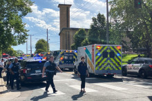 [Illustration] Une femme de 39 ans a été tuée ce mardi 4 novembre à Nice, dans le quartier des Moulins. Son compagnon ou ex-compagnon est soupçonné de l’avoir poignardée à mort avant de s’en prendre à sa fille adolescente, grièvement blessée.