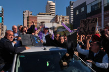 Des manifestants ont lancé des projectiles sur Javier Milei.
