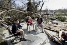 Famille vivant dans le Mississipi devastée après les dégâts de l'ourgan Katrina en août 2005.